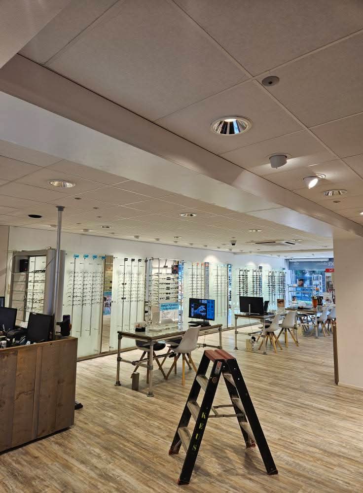 Winkelinterieur met nieuw plafond en verlichting tijdens renovatie door Timmer & Onderhoudsbedrijf Keus.