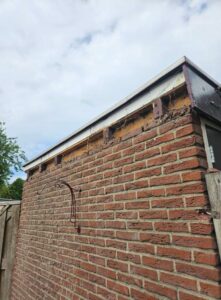 Dakrand met verwijderd hout tijdens houtrot herstel door Timmer & Onderhoudsbedrijf Keus.