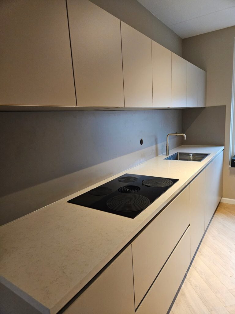 Moderne keuken renovatie met inbouw kookplaat, spoelbak en maatwerk kasten, uitgevoerd door Timmer & Onderhoudsbedrijf Keus.